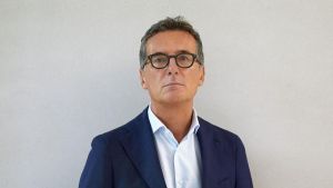 Contromossa Essilux, via al maxi buyback: l’operazione di Milleri su 5 milioni di azioni per risollevare il titolo