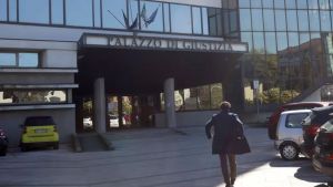 Rapinarono due ragazzi durante una festa in cantina: identificati e denunciati