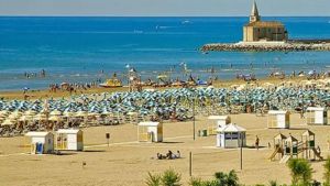Malore in mare a Caorle, muore a 78 anni davanti alla figlia e alle nipoti