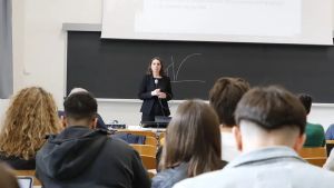 Carta del docente, pc da acquistare entro il 31 agosto: «Vincolo senza senso»