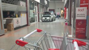 Assalto alla gioielleria del centro commerciale con l'auto-ariete: furto lampo e fuga col bottino