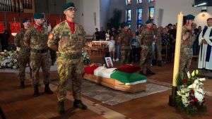 Marcon, l’ultimo saluto a Daniele Sanapo: il feretro avvolto nel Tricolore e il grido «San Marco»