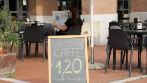 Caffè a 1,20 euro al bar La Piazza di Pordenone: «Il prezzo più basso possibile»