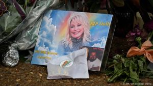 Gouverneur wil vliegveld Nashville vernoemen naar Dolly Parton