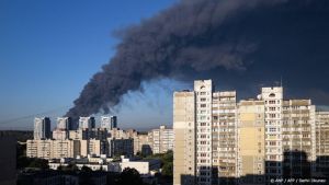 Tientallen doden en gewonden gemeld na Russische aanval bij Kyiv
