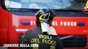 Ischia, uomo di 77 anni sale sul tetto di casa e minaccia