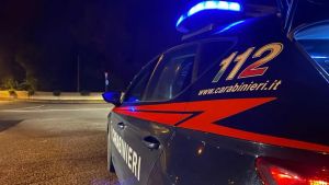 Aggredito da sette persone in centro a Grado: colpito alla testa, finisce in ospedale
