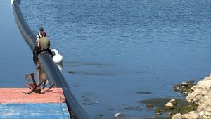 Spektakel auf dem Bodensee: Seewasserleitung 18 Kilometer über den See gezogen