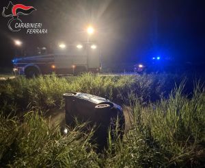 Ruba un’auto, sfonda la recinzione e finisce in un canale: arrestato 36enne per furto a Bosco Mesola