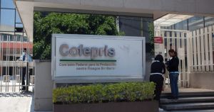 Vacíos de la Cofepris ponen en riesgo a la población