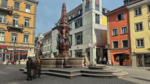 Ein Wasserlauf gegen die Hitze? Wasser aus dem Kaiserbrunnen soll die Marktstätte kühler machen
