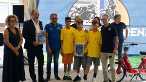 Dal banchetto di limonate al sogno del Ciao: consegnati ai ragazzi di Pradamano i tre motorini