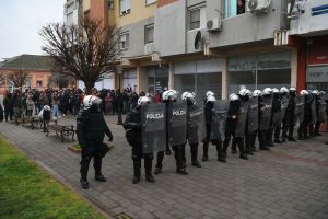 Neredi u Užicu pred miting SNS-a: Policija potiskuje građane, došlo i do tuče
