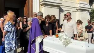 La commozione di parenti e amici al termine del funerale di Tania Terrin