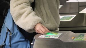 Casi la mitad de billetes sencillos del transporte público del área de Barcelona se validarán con tarjeta de crédito