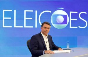 Flávio Bolsonaro ganhou de presente a manchete de democrata