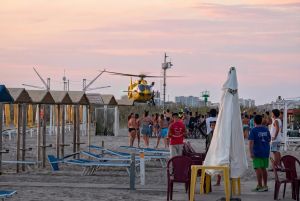 Batte la testa mentre gioca: paura per un bimbo di 8 anni a Lido Estensi