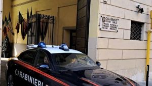 Caserma Zucchi, 30enne nei guai. Non riesce a uscire dal parcheggio. Sradica la sbarra a mani nude