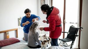 Marca, badanti introvabili: costi alti per le famiglie e le straniere tornano a casa
