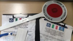 Cittadella, donna incinta si finge sordomuta e tenta di truffare l’agente