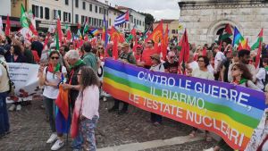 Propaganda e ipocrisia dietro i no sulle armi all’Ucraina