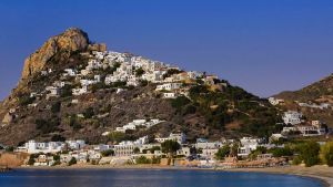 Το κρυφό διαμάντι ανάμεσα σε Κυκλάδες και Σποράδες – Κατάλευκα σπίτια, παραλίες και πλούσια πολιτιστική κληρονομιά