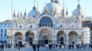 Basilica di San Marco, tornano le impalcature: chiusa per 15 giorni la porta di San Clemente