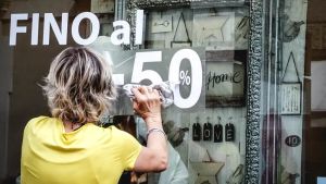 Saldi estivi, bilancio senza entusiasmo: incassi in calo di circa il 10 per cento