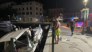 Grado, motoscafo affonda nella notte in porto: in salvo coppia di turisti austriaci