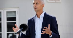 Mattias Tesfaye skal håndtere både fejekost og murske, når partiets beton skal renoveres