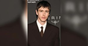 Harris Dickinson se adianta às críticas por fazer John Lennon nos cinemas