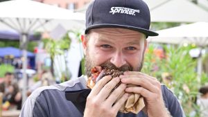 Exotische Spezialitäten trotz Regen: Streetfood-Festival beim Stadtstrandfinale sorgt für Geschmacksexplosionen