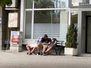 Къде сбъркахме? Трима младежи застинаха в неестествени пози на пейка