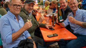 Winzer, Vereine und Gäste lassen sich das Weinfest nicht verregnen