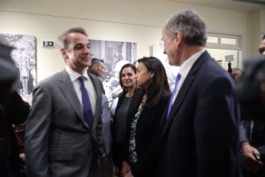 Σαμαράς – Μητσοτάκης: Εξ οικείων τα θανατηφόρα βέλη