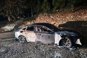 ZAPALJEN AUTOMOBIL POSLANIKA U GORAŽDU: Vatra se proširila prema kući, majka bila unutra