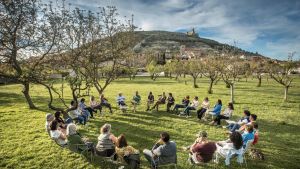 ¿Pagar por leer? El auge de los retiros que compran tiempo y silencio para escapar del móvil