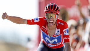 Enric Mas se convierte en la superestrella de Aitana: vence y se afianza como líder de la Vuelta
