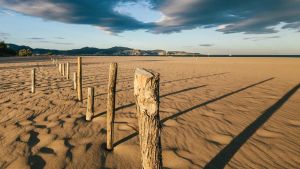 Muere una mujer alemana de 73 años en la playa de la Rubina de Castelló d'Empúries cuando ondeaba bandera amarilla