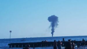 Cavallino, yacht in fiamme: colonna di fumo visibile per chilometri