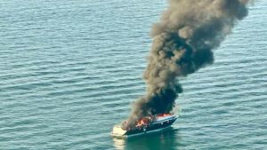 Cavallino, yacht in fiamme: colonna di fumo visibile per chilometri