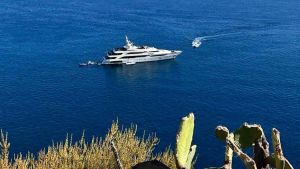 Silver Angel, lo yacht del ‘re Di Mayfair’ avvistato a Fetovaia