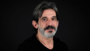 O rosto que o palco ainda nos permite esconder