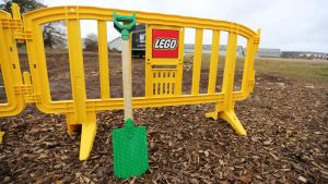 Håndværker styrtede 5,4 meter ned på Lego-byggeri: Var advaret om løs palle dage...