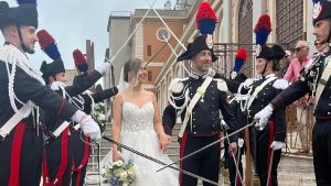 Si sposa con l’antico rituale dell’Arco di Sciabole