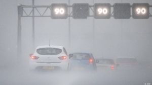 KNMI geeft code geel af voor hele land om zware onweersbuien