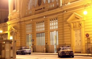 Semina il caos sull’Intercity notte: i passeggeri lo buttano fuori a calci a Livorno