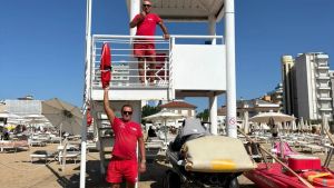 Sicurezza in mare, l’appello dei bagnini: «Divieti rigorosi per i tuffi dai pontili»