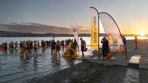 Rekord: Fast 300 Schwimmer durchqueren den Bodensee zwischen Wallhausen und Überlingen