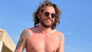 Gabriele Bellucci annegato a Bali, fatale la caduta dal surf. “Aspettavamo dicembre per poterlo riabbracciare”